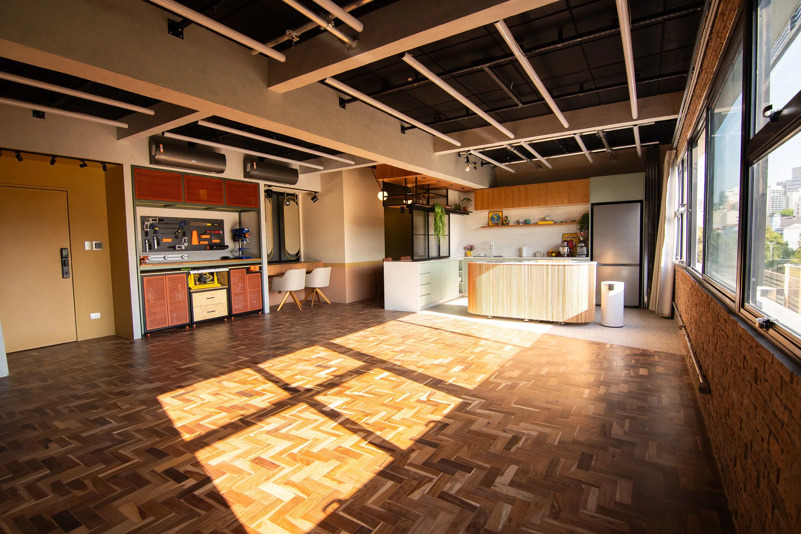 O Loft do Espaço Híbrido, com a cozinha ao fundo.