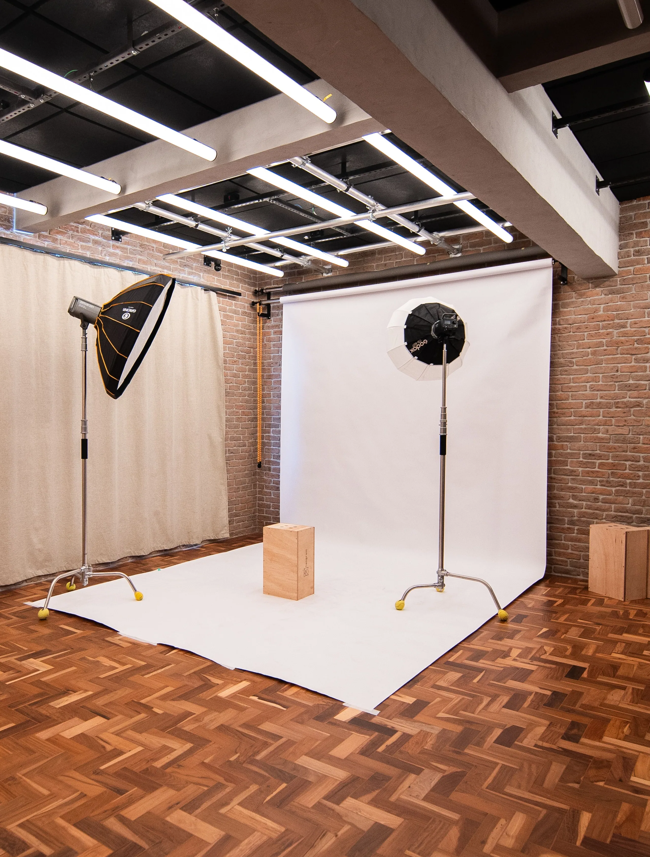 Loft preparado com fundo infinito e luzes.