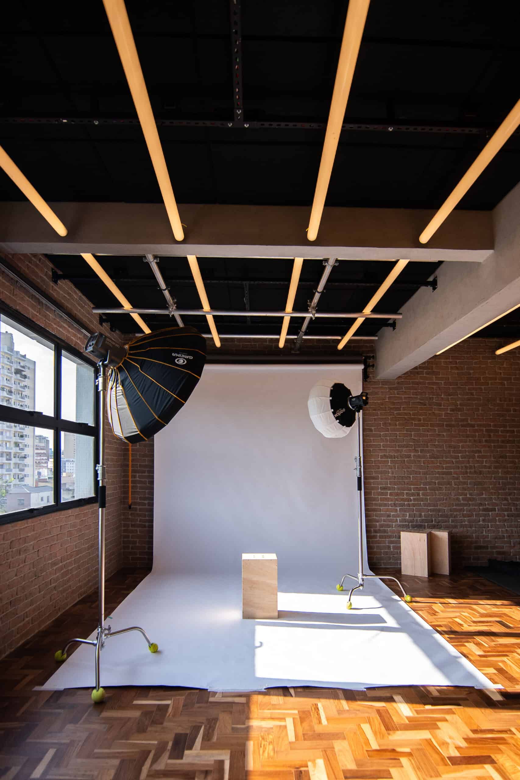 Fundo infinito com equipamentos de luz montados no Loft.