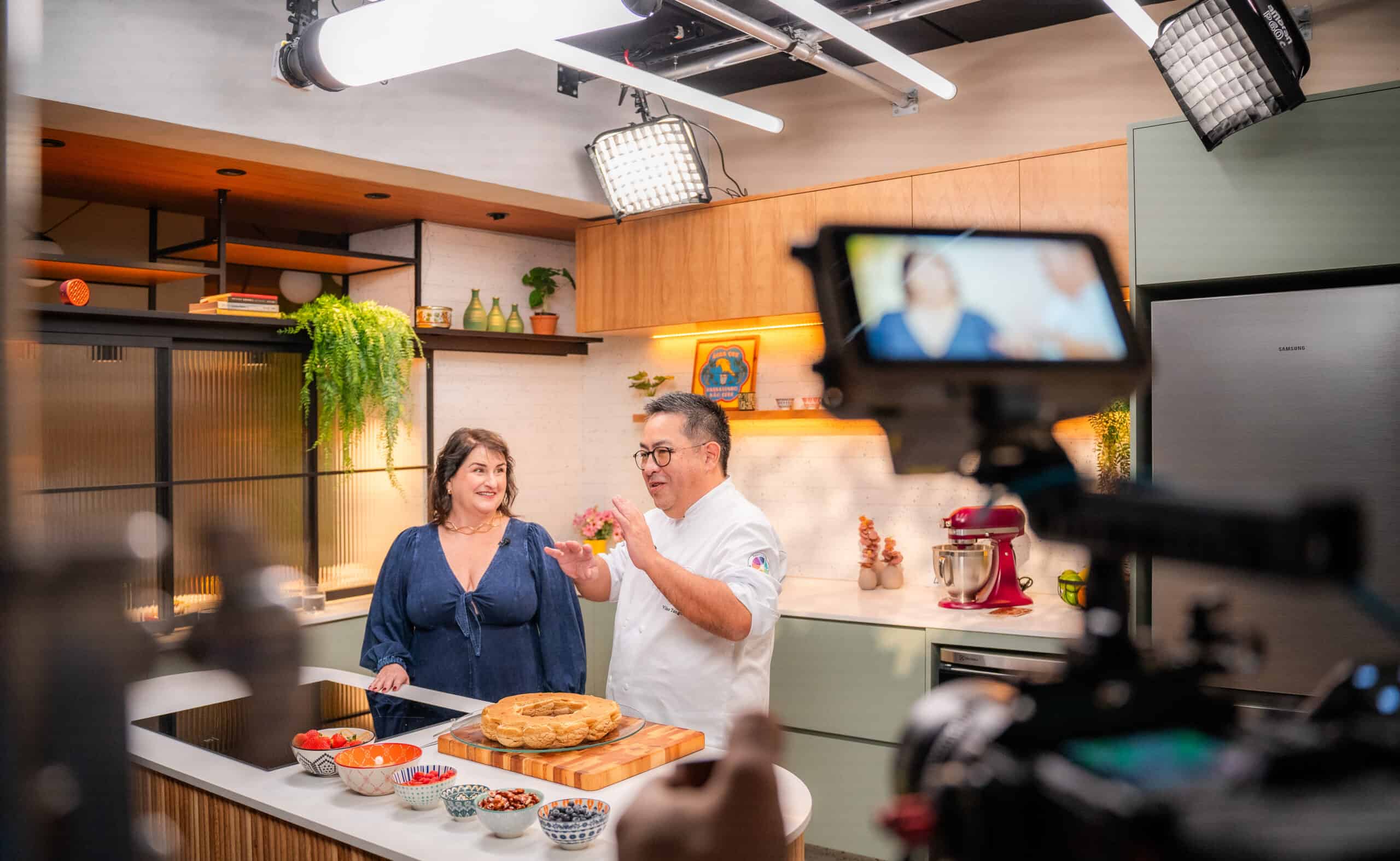 Conteúdo berçário de cozinha com chef e mulher, cenário moderno e bem iluminado, ideal para produção de vídeos e fotos para conteúdo criativo, filmagens e workshops culinários.