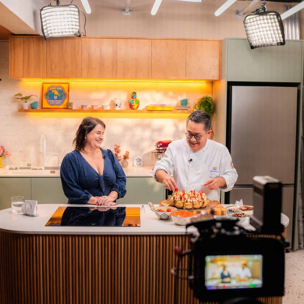 Chef gravando programa de culinária em estúdio de Espaço Híbrido, ambiente criativo e moderno no centro de São Paulo, ideal para produções audiovisuais e eventos de criadores.