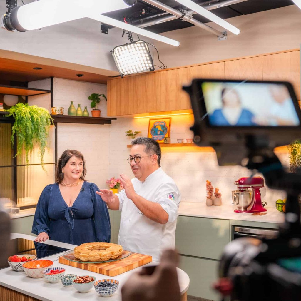 Conteúdo berçário de cozinha com chef e mulher, cenário moderno e bem iluminado, ideal para produção de vídeos e fotos para conteúdo criativo, filmagens e workshops culinários.