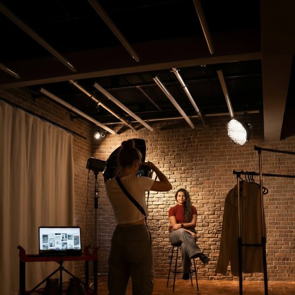 Estúdio criativo boutique em São Paulo com espaço de criação para profissionais da cultura e do conteúdo. ambiente moderno com iluminação profissional e cenário aconchegante para fotos e gravações.